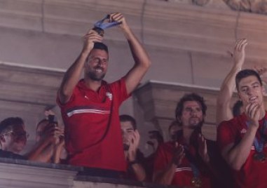 Над 70 000 души се събраха снощи на площада пред