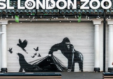 Уличният художник Банкси отново изненада с графит в Лондон Прочетете ощеАвторството