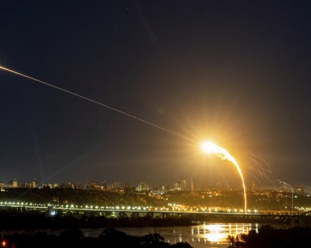 Един човек е ранен при руската атака с щурмови дронове и балистични ракети в Украйна