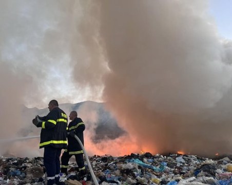 Голям пожар на сметището във Враца