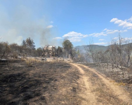 Нови огнища са възникнали в големия пожар край Брезово, гасенето продължава