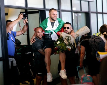 Олимпийският ни шампион Карлос Насар се прибра в България, понесоха го на ръце