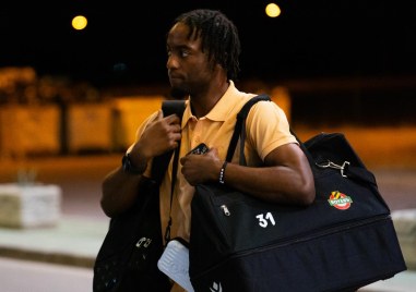 Футболистите на Ботев потеглиха за Мостар с полет от летище