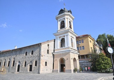 Движението на пътни превозни средства в района около катедралния храм