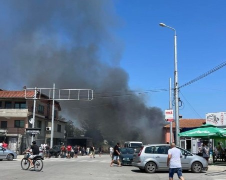 Голям пожар пламна в Столипиново, на място има линейки и пожарни ВИДЕО