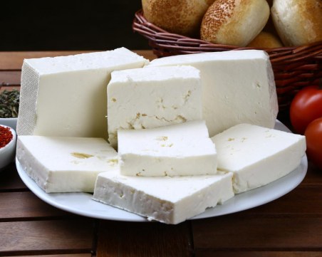 Правят повече фалшиво и по-малко истинско сирене