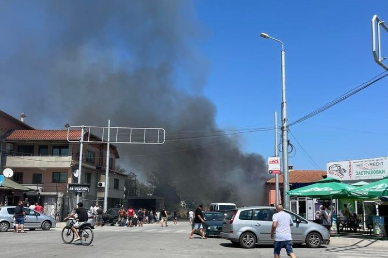 Голям пожар пламна в Столипиново, на място има линейки и пожарни ВИДЕО