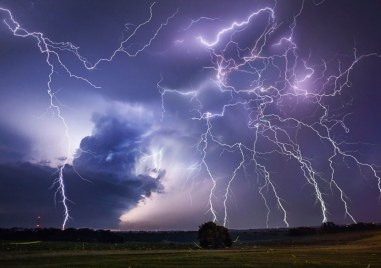 Паднала мълния е причинила пожар край доспатското село Барутин съобщиха