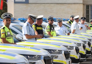 Нови 90 автомобила с повишена проходимост получиха отделите на Пътна