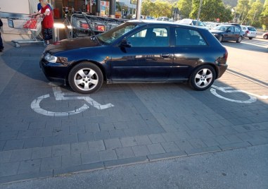 Култово паркиране в Пловдив потресе местните жители Водач паркира на