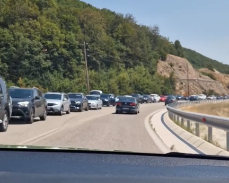 Километрична колона от автомобили на Маказа в посока България