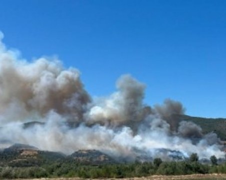 Няма опасност за хората и къщите в Сливен от пожара на Бармук баир