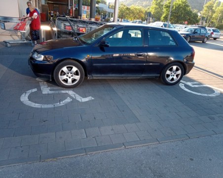 Шофьор в Пловдив паркира на две инвалидни места едновременно