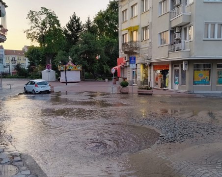Тежка ВиК авария на метри от Главната, паркингът на Общината се превърна в езеро