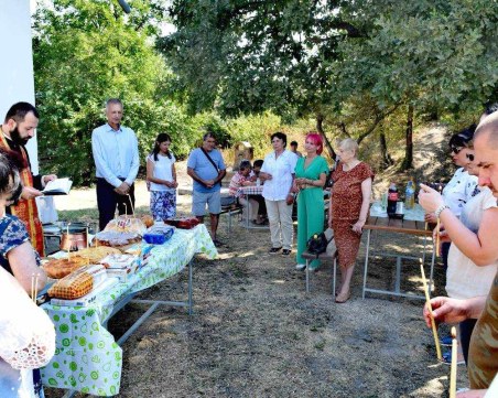Жителите на Войводиново отбелязаха с курбан за здраве Успение Богородично на лековит параклис