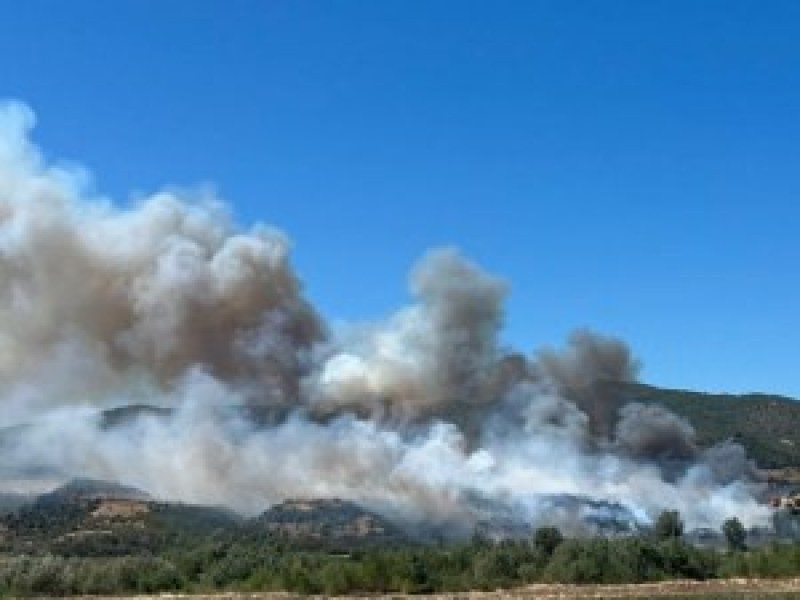 Няма опасност за хората и къщите в Сливен от пожара на Бармук баир