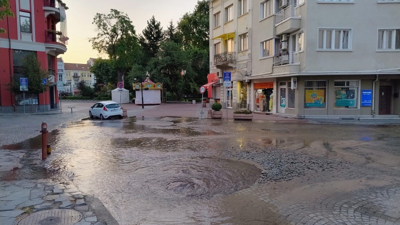 Тежка ВиК авария на метри от Главната, паркингът на Общината се превърна в езеро