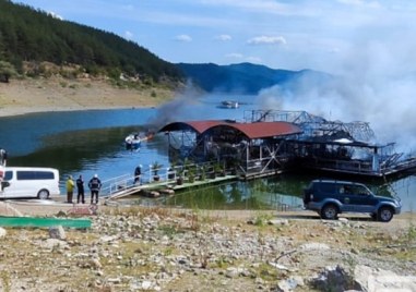 Пожар изпепели едно от най известните заведения на язовир  Кърджали За щастие