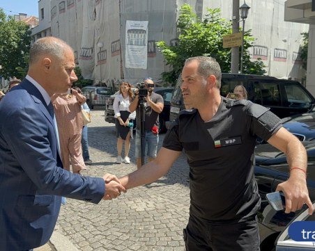 Чергов се е отметнал от подаването на оставка. Чака нов министър, който да го остави на поста