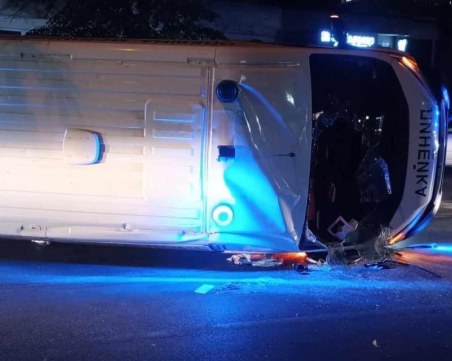 Катастрофа на кръстовище в Асеновград, линейка се обърна