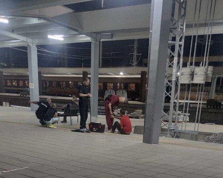 Пловдивчанин: Човек в неадекватно състояние и видимо пострадал стои на гарата, дойде линейка