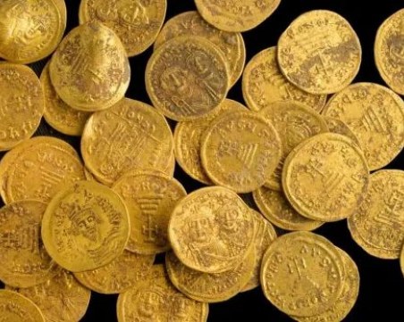 Повече от 500 монети откриха археолози при разкопки в подножието на Стария град в Пловдив