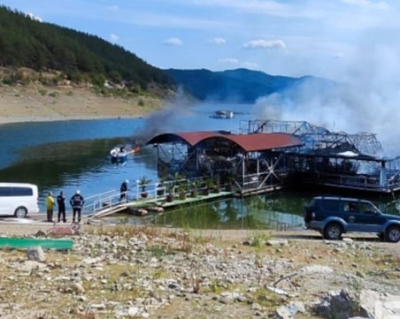 Пожар изпепели известен ресторант на язовир 