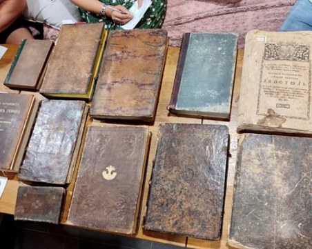 Съдът решава дали да остави в ареста мъжа, търгувал с църковни реликви