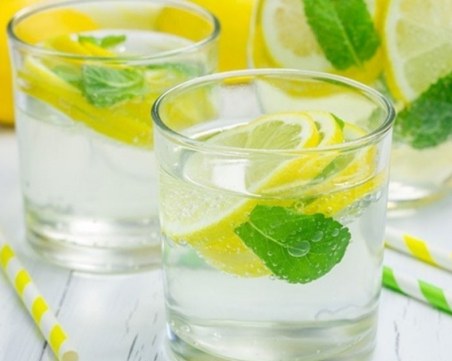 Експерти назоваха най-добрите напитки преди лягане за плосък корем сутрин