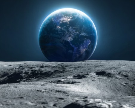 Китайски учени откриха вода в повърхностния слой на Луната