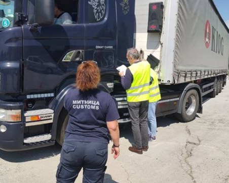 Немски митничари хванаха редица наши контрабандисти с автобуси, откриха и развалено сирене