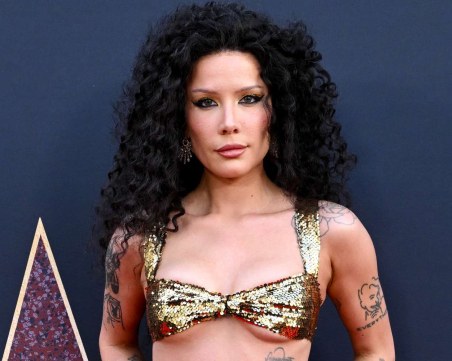 Певицата Холзи се снима по бельо на гробище за новата си песен