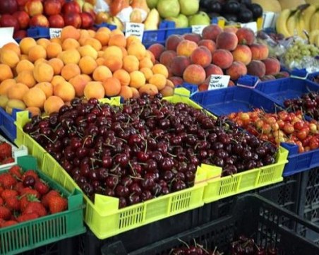 Поевтиняват сезонните плодове и зеленчуци