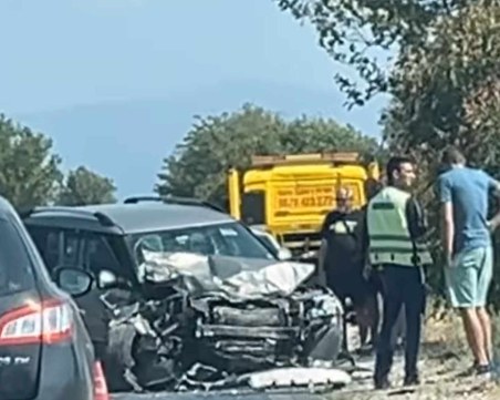 Тежка катастрофа край Пловдив, автомобил е в канавката
