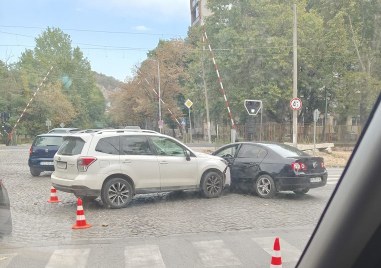 Катастрофа на кръстовище в Смирненски затруднява движението за автомобили За