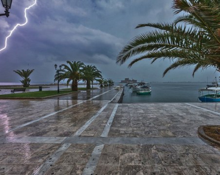 Бури в Гърция, има изкоренени дървета и отклонени полети