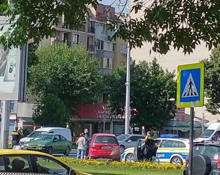 Лека катастрофа на кръговото на Панаира, полиция е на място