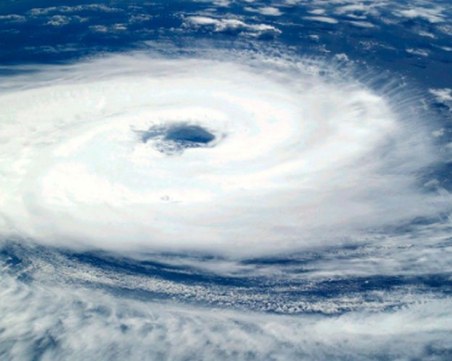 Торнадо обърна луксозна яхта край Сицилия, има загинал и изчезнали