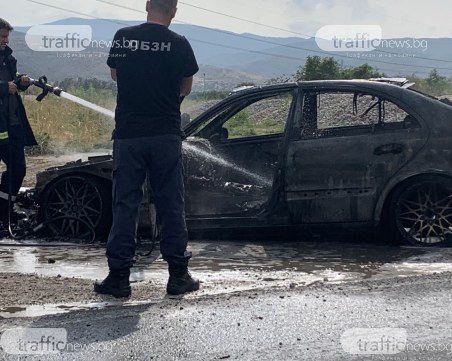 Автомобил гори на Околовръстното на Пловдив ВИДЕО