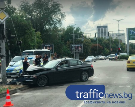БМВ се заби челно в светофар в Кършияка