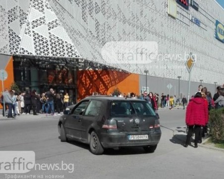 Гръм падна близо до пловдивски мол, евакуираха посетителите