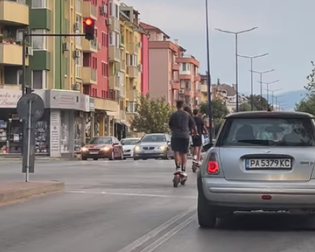 Младежи с тротинетки карат безразсъдно, минават на червен светофар в Пазарджик