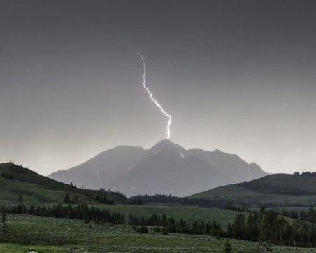 ПСС с предупреждение: Очакват се гръмотевични бури в планините днес