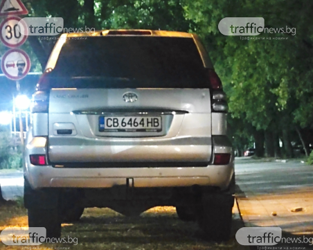 Тарикат паркира колата си в тревна площ в близост до популярна кръчма