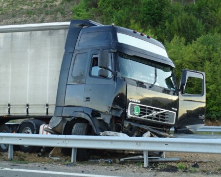 Турски тир катастрофира в Прохода на Републиката, движението е затруднено
