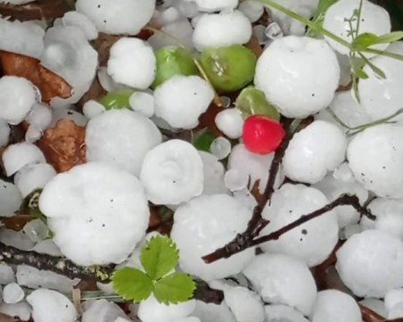 Буря в Пловдив, градоносни облаци над Родопите