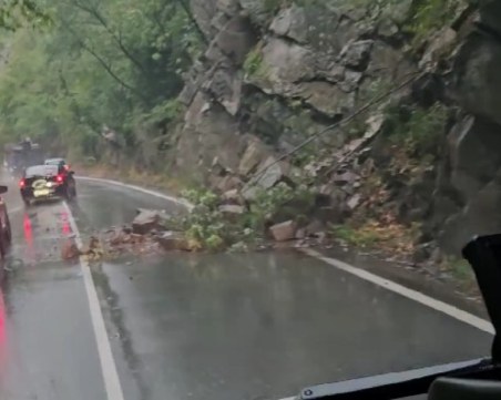Внимавайте! Свлачище падна на пътя Асеновград-Смолян