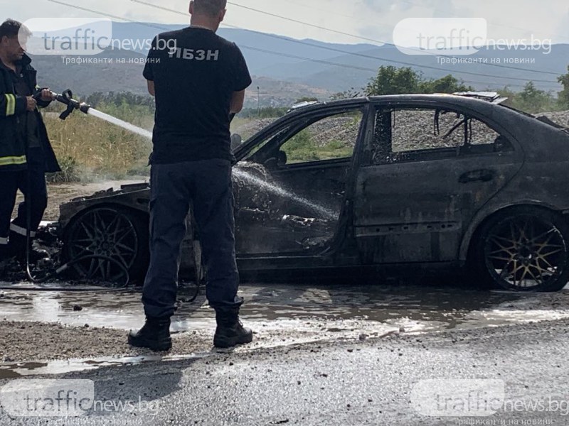 Автомобил гори на Околовръстното на Пловдив ВИДЕО