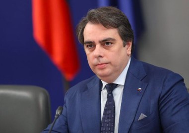 Луи IV си отиде и вече двама души трябва да