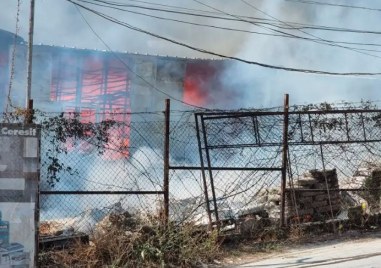 Голям пожар гори до Военна болница във Варна Сигналът е